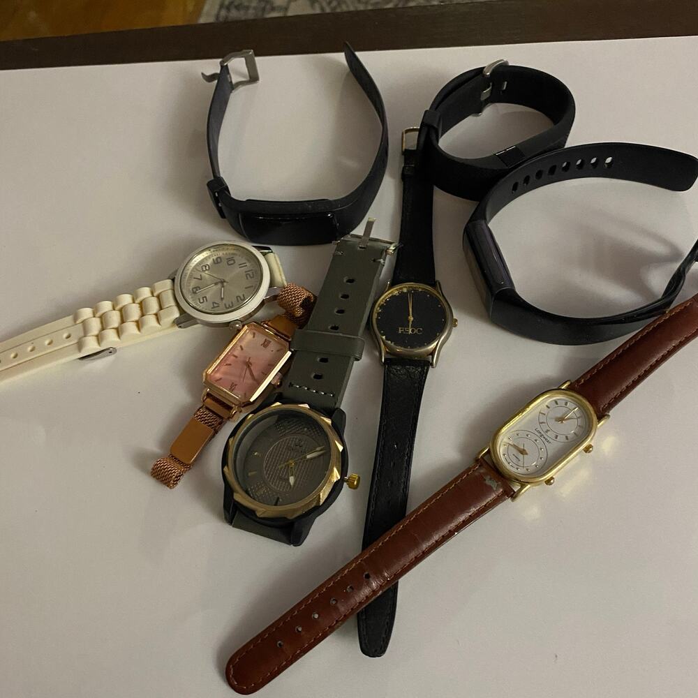 Assorted Watches Used Not Working For Parts Or Pieces lot 107